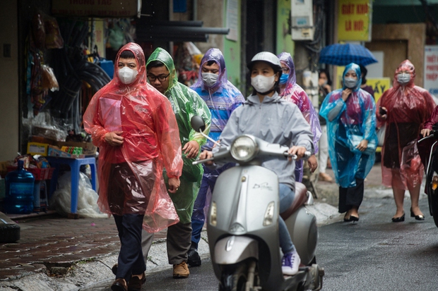 Người dân đội mưa, bật khóc trong lễ cầu siêu cho các nạn nhân vụ cháy chung cư mini ở Hà Nội - Ảnh 3.