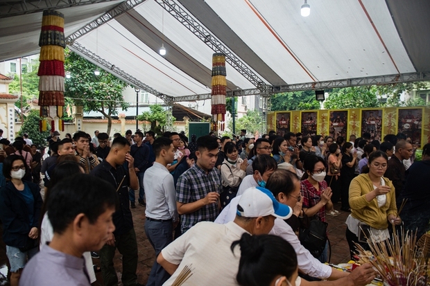 Người dân đội mưa, bật khóc trong lễ cầu siêu cho các nạn nhân vụ cháy chung cư mini ở Hà Nội - Ảnh 2.