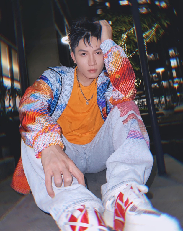 Nam ca sĩ bị nghi là Voi Bản Đôn (Ca sĩ mặt nạ): Á quân The Voice, vụt sáng nhờ Rap Việt - Ảnh 3. Nam ca sĩ bị nghi là Voi Bản Đôn (Ca sĩ mặt nạ): Á quân The Voice, vụt sáng nhờ Rap Việt - Ảnh 3.
