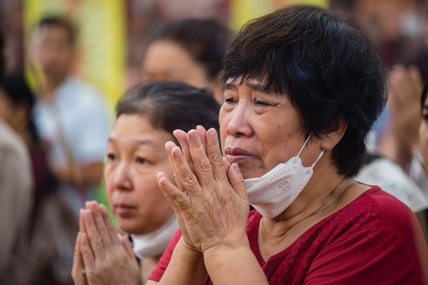 Người dân đội mưa, bật khóc trong lễ cầu siêu cho các nạn nhân vụ cháy chung cư mini ở Hà Nội - Ảnh 11.