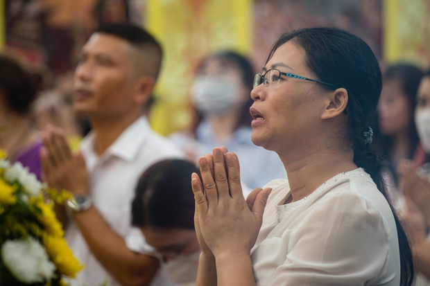 Người dân đội mưa, bật khóc trong lễ cầu siêu cho các nạn nhân vụ cháy chung cư mini ở Hà Nội - Ảnh 8.