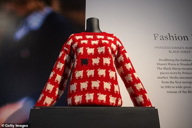 Có gì đặc biệt ở chiếc áo len màu đỏ của cố Vương phi Diana được bán với giá hơn 27 tỷ VNĐ?