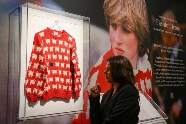 Có gì đặc biệt ở chiếc áo len màu đỏ của cố Vương phi Diana được bán với giá hơn 27 tỷ VNĐ?