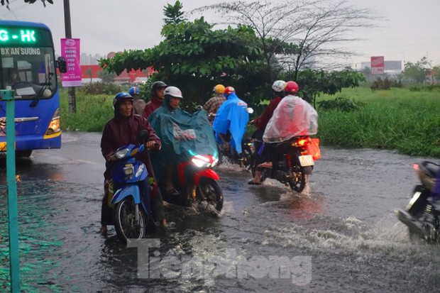 Mưa lớn kéo dài, nhiều tuyến đường TPHCM ngập nặng - Ảnh 5. Mưa lớn kéo dài, nhiều tuyến đường TPHCM ngập nặng - Ảnh 5.