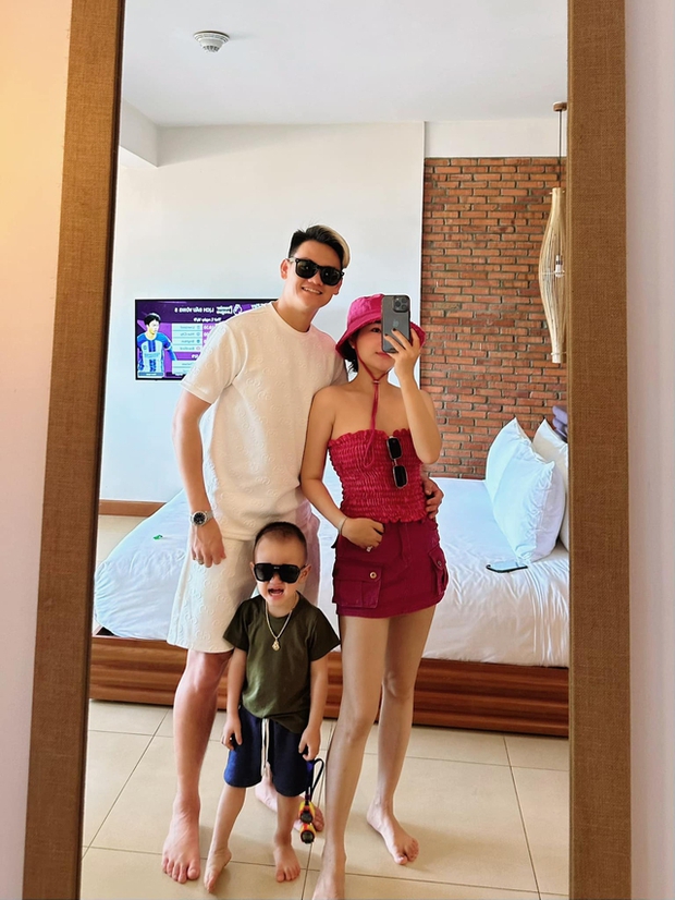 Vợ Hồ Tấn Tài diện bikini nóng bỏng khi cùng chồng con đi biển - Ảnh 1. Vợ Hồ Tấn Tài diện bikini nóng bỏng khi cùng chồng con đi biển - Ảnh 1.