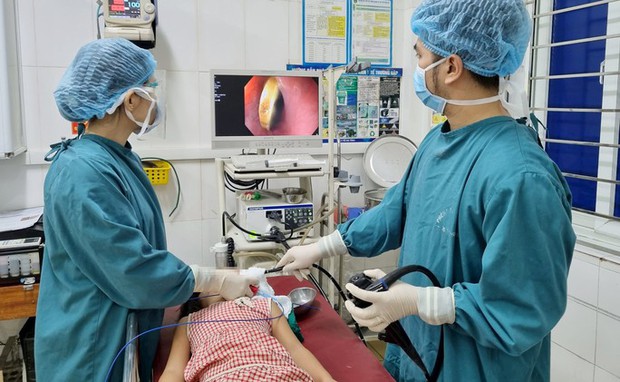 Ớn lạnh đồng xu mắc kẹt trong thực quản của bé gái 5 tuổi - Ảnh 1. Ớn lạnh đồng xu mắc kẹt trong thực quản của bé gái 5 tuổi - Ảnh 1.