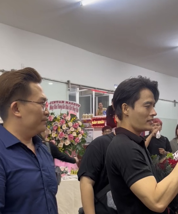 MC Đại Nghĩa bất ngờ chạm mặt với tình tin đồn kém 17 tuổi Võ Tấn Phát, nhưng bị bơ đẹp tại sự kiện? - Ảnh 3. MC Đại Nghĩa bất ngờ chạm mặt với tình tin đồn kém 17 tuổi Võ Tấn Phát, nhưng bị bơ đẹp tại sự kiện? - Ảnh 3.