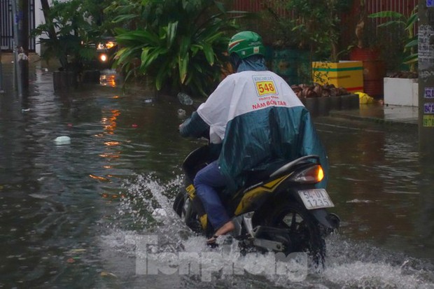 Mưa lớn kéo dài, nhiều tuyến đường TPHCM ngập nặng - Ảnh 2. Mưa lớn kéo dài, nhiều tuyến đường TPHCM ngập nặng - Ảnh 2.