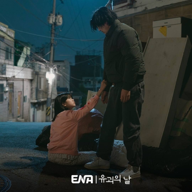 Màn ảnh Hàn có một bộ phim vừa lên sóng đã nhận nhiều lời khen, netizen bình luận: Định xem chơi mà thấy hay thật - Ảnh 1.
