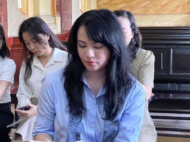 Vụ kiện hậu ly hôn đòi gần 300 tỉ đồng: Cựu siêu mẫu Ngọc Thuý đến tòa - Ảnh 1. Vụ kiện hậu ly hôn đòi gần 300 tỉ đồng: Cựu siêu mẫu Ngọc Thuý đến tòa - Ảnh 1.