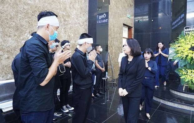 Phó Chủ tịch Hà Nội viếng, chia buồn với gia đình có 5 nạn nhân tử vong trong vụ cháy chung cư mini - Ảnh 2. Phó Chủ tịch Hà Nội viếng, chia buồn với gia đình có 5 nạn nhân tử vong trong vụ cháy chung cư mini - Ảnh 2.