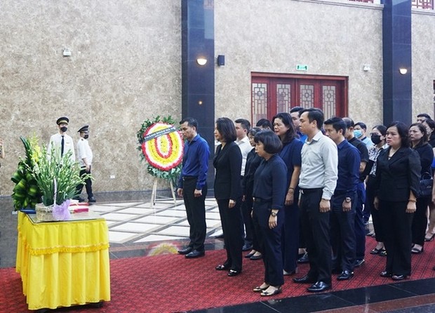 Phó Chủ tịch Hà Nội viếng, chia buồn với gia đình có 5 nạn nhân tử vong trong vụ cháy chung cư mini - Ảnh 1.