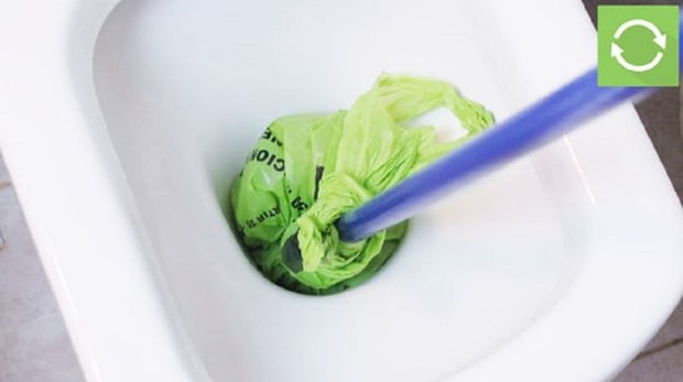 Using a<a href='https://meo.tips/how-to/investigating-the-advantages-and-disadvantages-of-polyamide-fabric/' rel='dofollow' class='onpage-seo' > nylon</a> bag to unclog a toilet – Photo 1.” title=”Using a nylon bag to unclog a toilet – Photo 1.” rel=”lightbox” photoid=”628080856221908992″ type=”photo” data-original=”https://kenh14cdn.com/203336854389633024/2023/9/18/photo-3-1695010144666253727578.jpg”></div>
<div class=