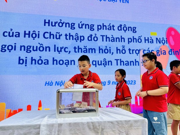 Lễ chào cờ ứa nước mắt tưởng nhớ học sinh tử vong trong vụ cháy chung cư mini - Ảnh 4.