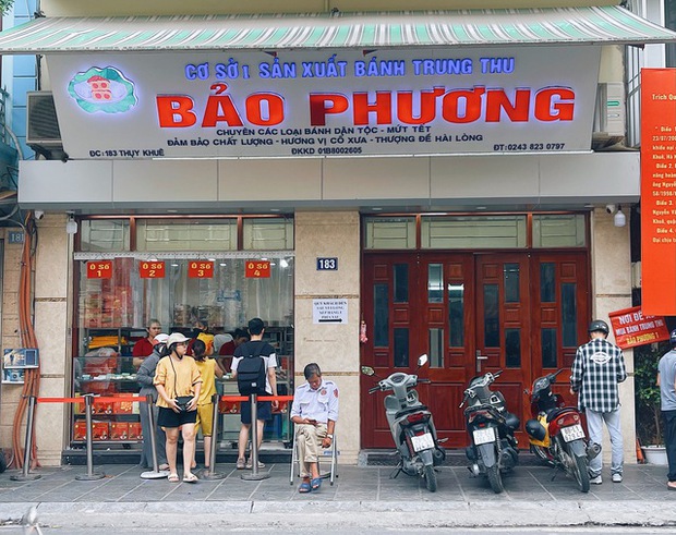 Bánh Trung thu Bảo Phương năm nay vắng khách lạ thường dù Rằm tháng Tám đã cận kề - Ảnh 2.