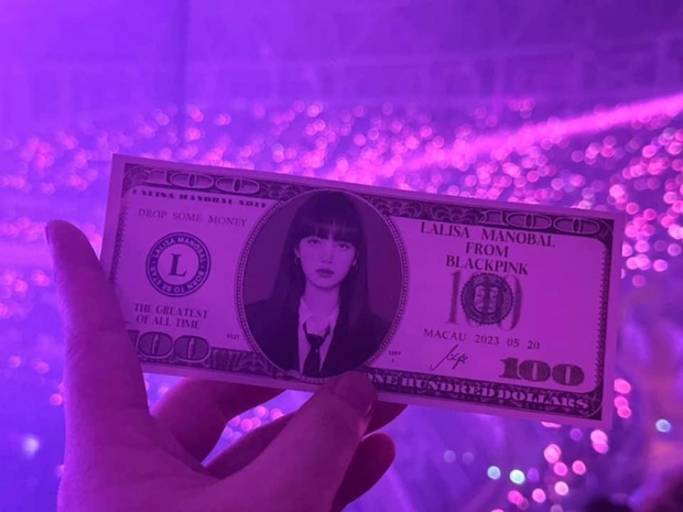 Tờ tiền in hình Lisa kèm chữ ký trong concert tại Hàn được BLINK rao bán 18 triệu - Ảnh 7.