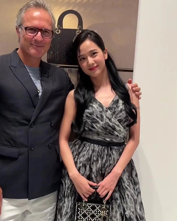 Jisoo - Han So Hee visual đối lập tại sự kiện, nhưng đều có 1 điểm chung ở loạt ảnh cam thường! - Ảnh 7. Jisoo - Han So Hee visual đối lập tại sự kiện, nhưng đều có 1 điểm chung ở loạt ảnh cam thường! - Ảnh 7.