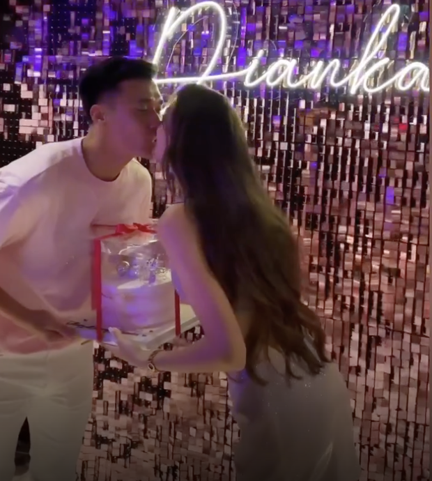 Chuyện chồng Thủ môn Bùi Tiến Dũng cưng chiều con, vợ Tây thăng hoa cùng bạn bè