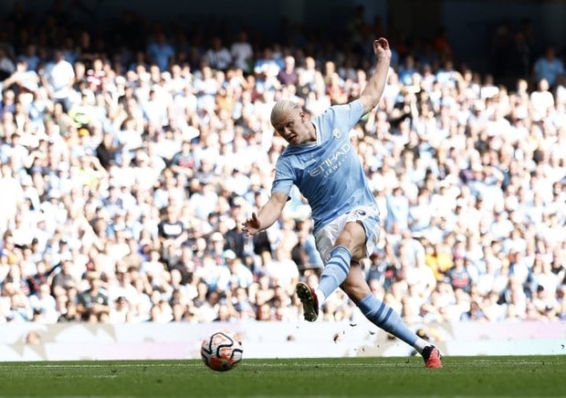 Siêu phẩm Haaland: Ấn tượng hat-trick, Man City vững ngôi đầu
