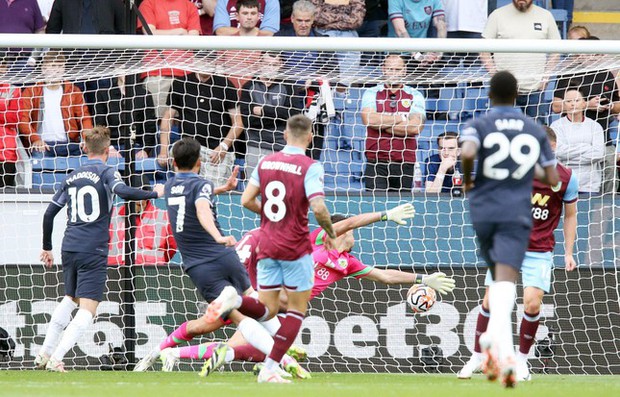 Siêu phẩm hat-trick của Son Heung-min giúp Tottenham danh đến từng góc sân