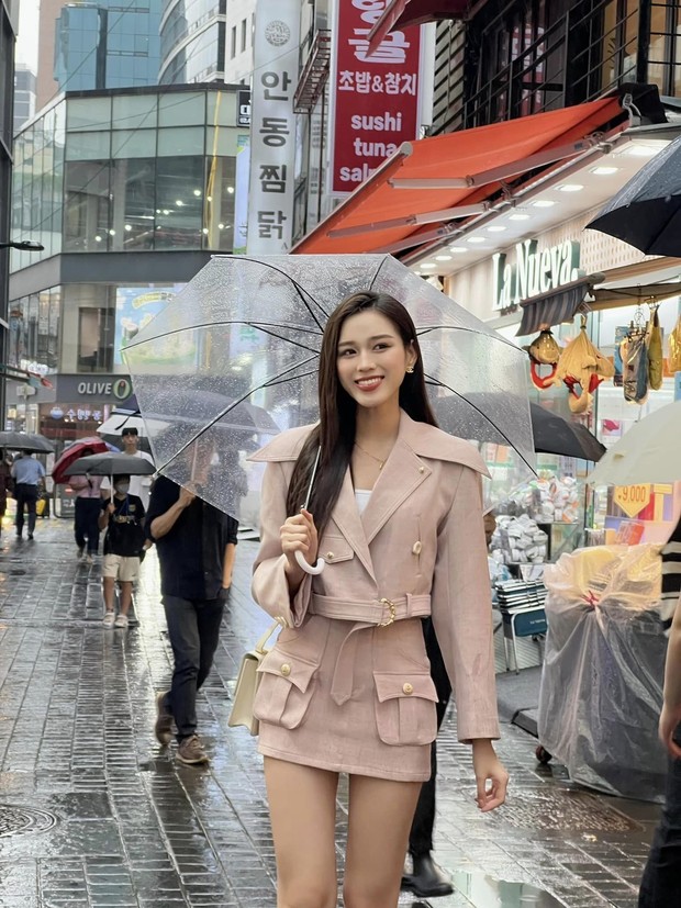 Hoa hậu Đỗ Thị Hà chuộng váy siêu ngắn, khoe chân dài 1m11