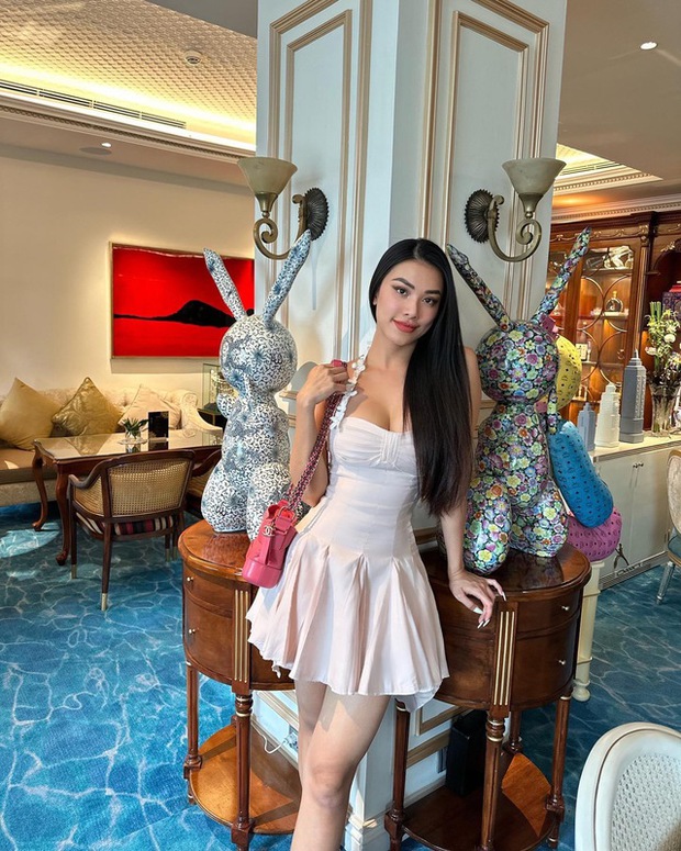 Á hậu Vbiz gây choáng vì cuộc sống chanh xả: Khoe dáng bên xe sang G63 hơn chục tỷ, mua sắm đồ hiệu đắt đỏ - Ảnh 9. Á hậu Vbiz gây choáng vì cuộc sống chanh xả: Khoe dáng bên xe sang G63 hơn chục tỷ, mua sắm đồ hiệu đắt đỏ - Ảnh 9.
