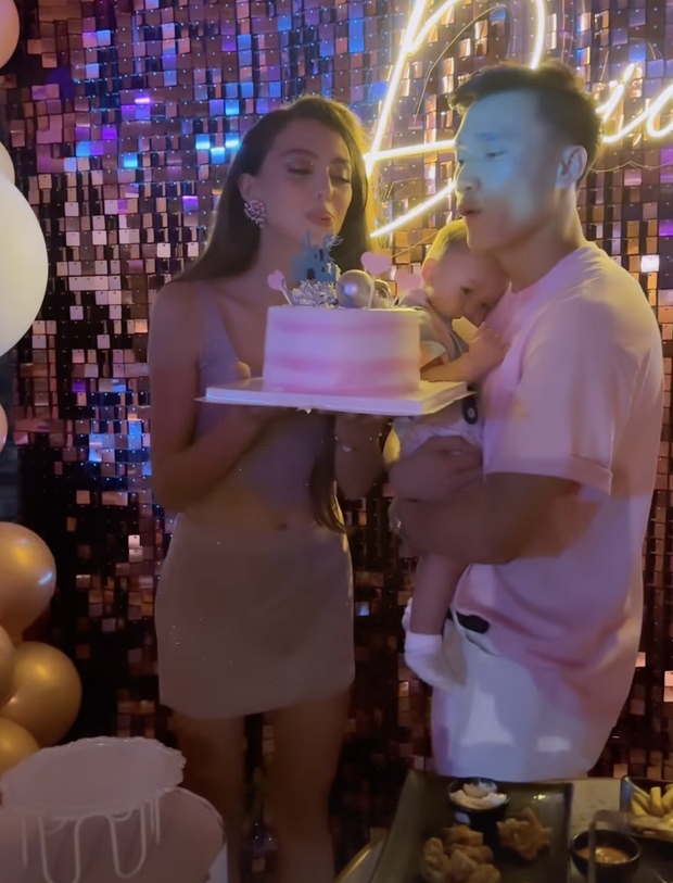 Chuyện chồng Thủ môn Bùi Tiến Dũng cưng chiều con, vợ Tây thăng hoa cùng bạn bè