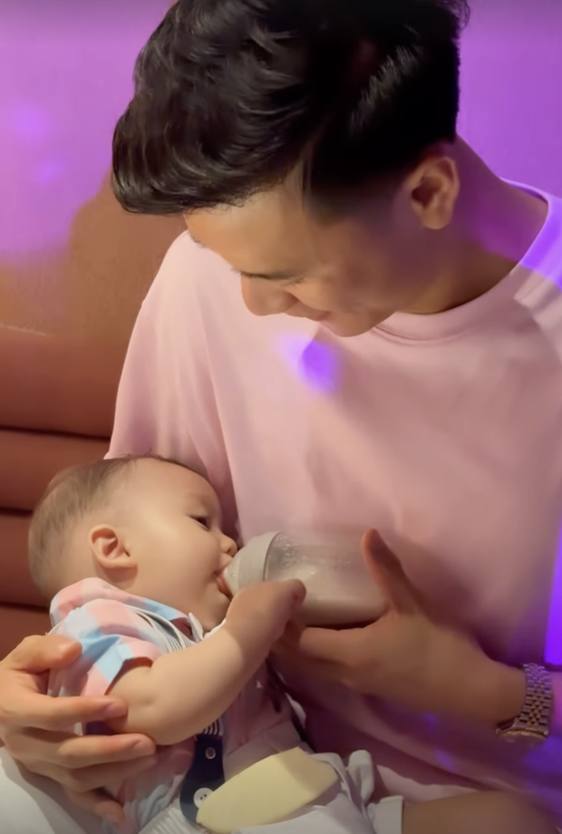 Chuyện chồng Thủ môn Bùi Tiến Dũng cưng chiều con, vợ Tây thăng hoa cùng bạn bè