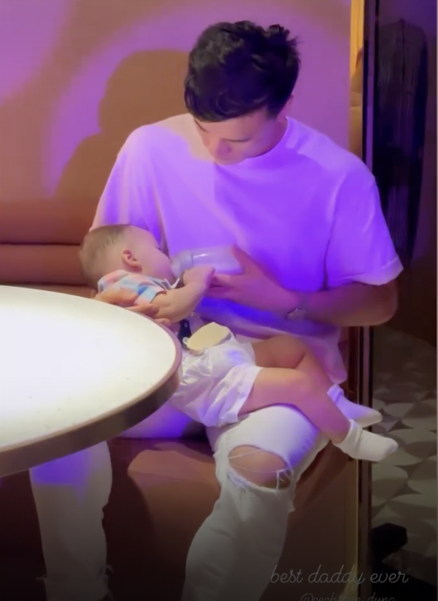 Chuyện chồng Thủ môn Bùi Tiến Dũng cưng chiều con, vợ Tây thăng hoa cùng bạn bè