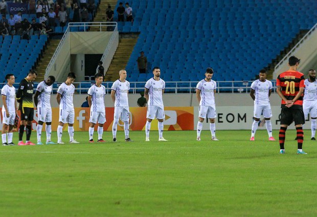 Cầu thủ Hà Nội FC và Pohang Steelers mặc niệm nạn nhân trong vụ cháy chung cư mini ở Hà Nội - Ảnh 2.