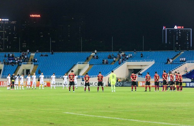 Cầu thủ Hà Nội FC và Pohang Steelers mặc niệm nạn nhân trong vụ cháy chung cư mini ở Hà Nội - Ảnh 1.