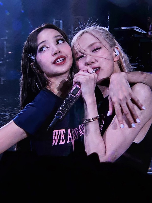 Hoàng Thuỳ Linh sẽ thể hiện trực tiếp tại concert với bảo bối micro Rosé (BLACKPINK) từng được sử dụng?