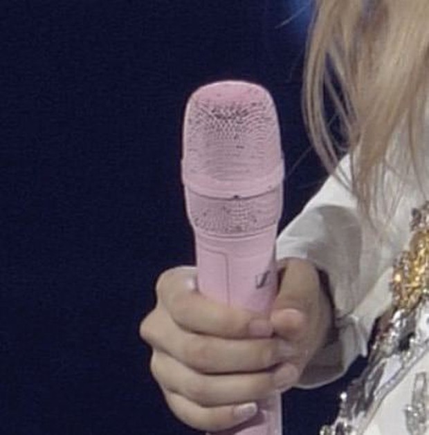 Hoàng Thuỳ Linh sẽ thể hiện trực tiếp tại concert với bảo bối micro Rosé (BLACKPINK) từng được sử dụng?