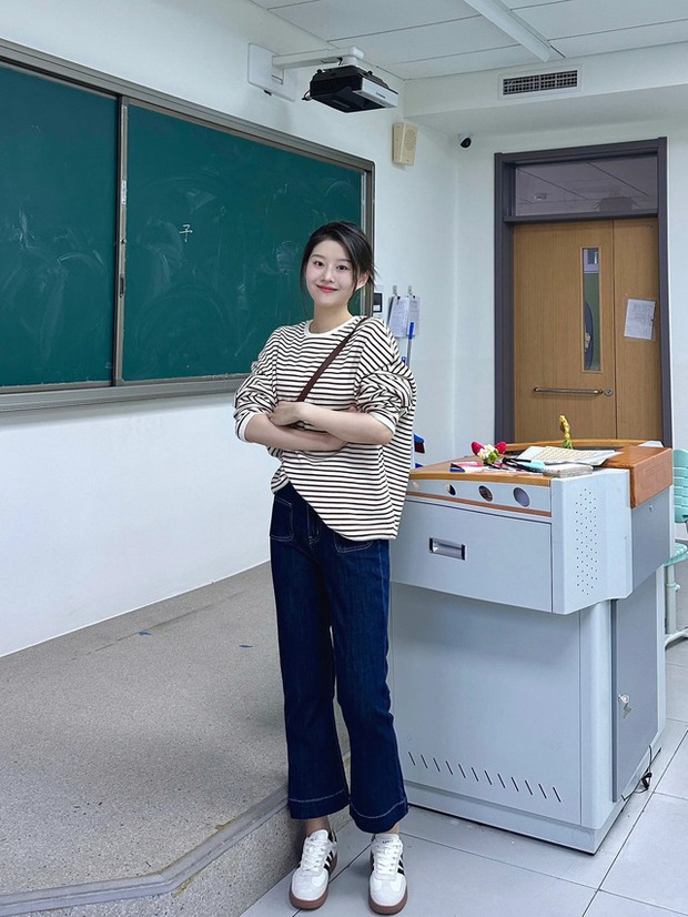 Cô giáo tiểu học lên hot search vì style quá đỉnh, đáp trả hay khi netizen khịa chỉ lo đẹp không lo dạy - Ảnh 3.