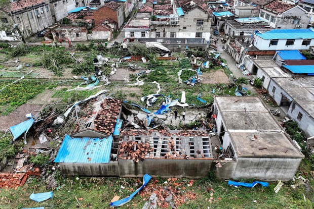 Lốc xoáy kinh hoàng càn quét Trung Quốc: Nhiều người thiệt mạng, khung cảnh hiện trường hoang tàn - Ảnh 4.