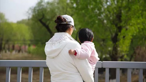 Thấy con gái ngày càng giống người yêu cũ, người phụ nữ mang con đi cho, ân hận vì cảnh sống trớ trêu sau đó - Ảnh 3.