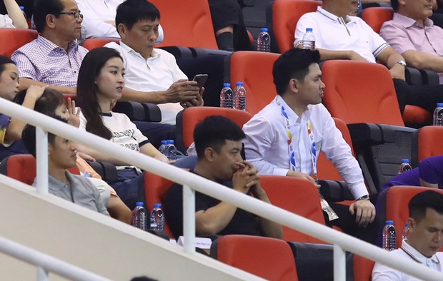Hoa hậu Đỗ Mỹ Linh: Mừng rực rỡ với bàn thắng đội bóng của chồng