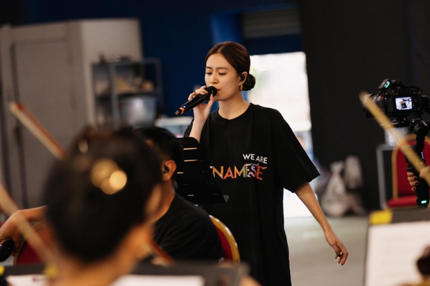 Hoàng Thùy Linh hé lộ video hát live cùng dàn nhạc giao hưởng tập dượt cho concert: Có nhiều bất ngờ hơn tranh cãi!
