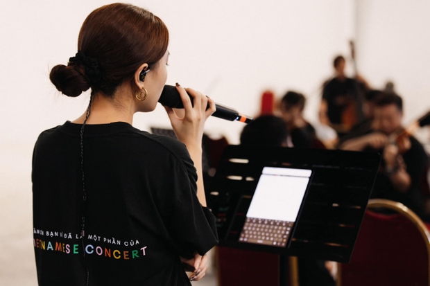 Hoàng Thùy Linh hé lộ video hát live cùng dàn nhạc giao hưởng tập dượt cho concert: Có nhiều bất ngờ hơn tranh cãi!