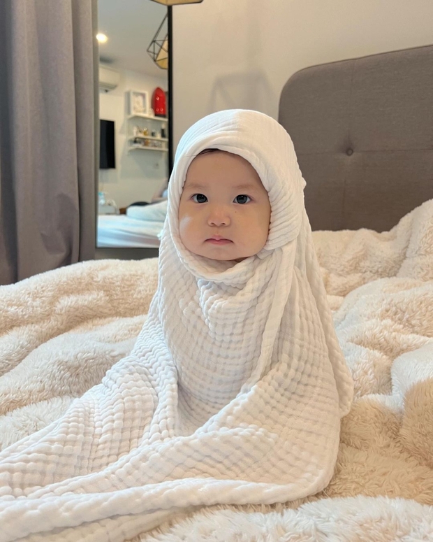 Em bé Việt có 1 triệu like trên Instagram: Là cháu gái tập đoàn may mặc, sinh ra ở vạch đích với loạt đồ bỉm sữa quần áo hiệu - Ảnh 2.