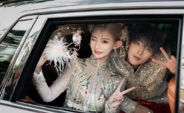 Cận cảnh đám cưới thế kỷ của cặp đôi hot nhất MXH xứ Trung: Cô dâu chú rể đẹp tựa tiên tử, từng chi tiết đều như cổ tích - Ảnh 1.