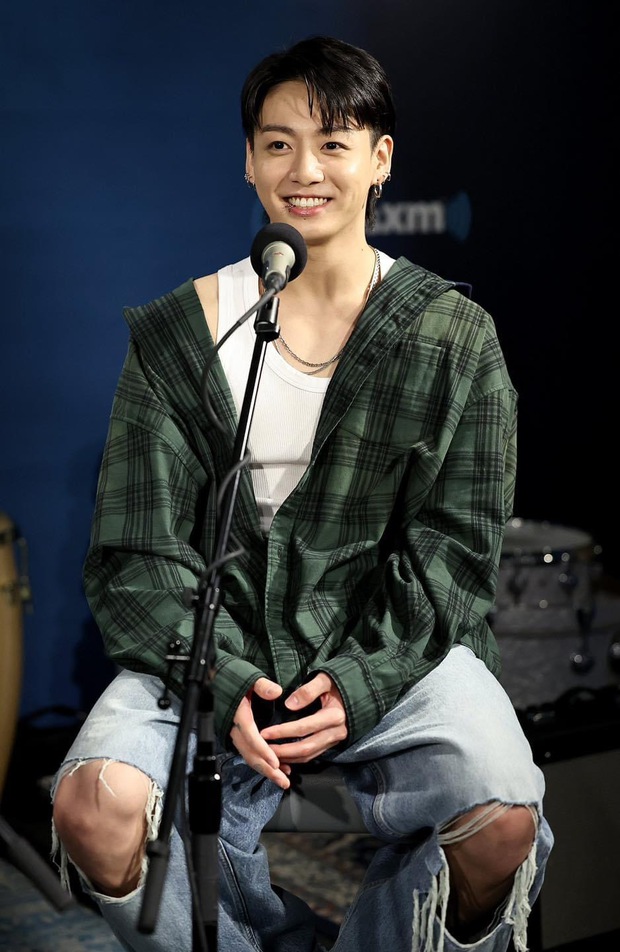 Jung Kook bị fan cuồng quấy rầy, nhại giọng ở Mỹ khiến Army phẫn nộ - Ảnh 2. Jung Kook bị fan cuồng quấy rầy, nhại giọng ở Mỹ khiến Army phẫn nộ - Ảnh 2.