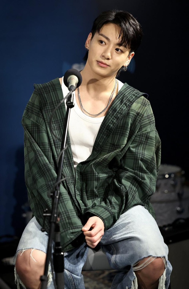 Jung Kook bị fan cuồng quấy rầy, nhại giọng ở Mỹ khiến Army phẫn nộ - Ảnh 4. Jung Kook bị fan cuồng quấy rầy, nhại giọng ở Mỹ khiến Army phẫn nộ - Ảnh 4.