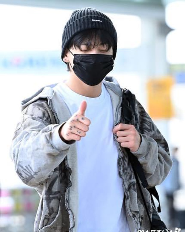 Jung Kook bị fan cuồng quấy rầy, nhại giọng ở Mỹ khiến Army phẫn nộ - Ảnh 1. Jung Kook bị fan cuồng quấy rầy, nhại giọng ở Mỹ khiến Army phẫn nộ - Ảnh 1.
