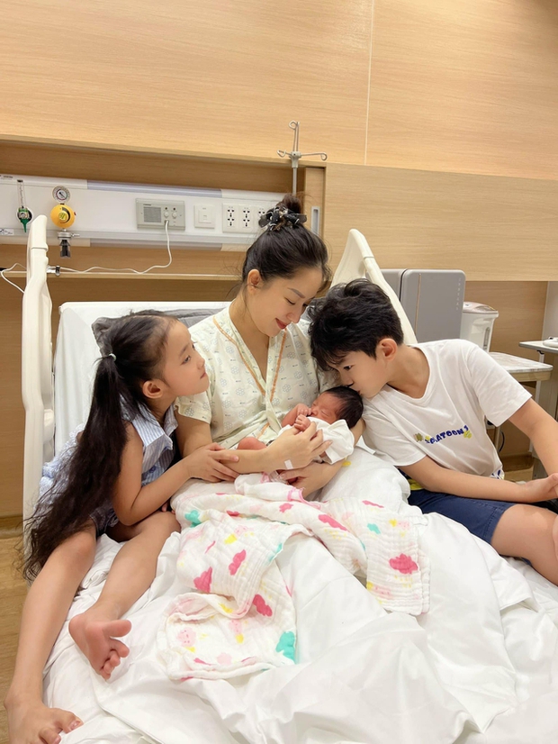 Khánh Thi khiến fan điêu đứng với những đơn hàng chóng mặt khi bé mới sinh