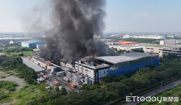 Chùm ảnh: Nổ nhà máy tại Đài Loan (Trung Quốc), lửa cháy bao trùm khiến 103 người thương vong - Ảnh 10.
