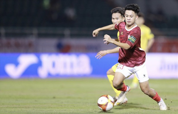 HAGL's 2002 midfield talent joins Spanish football club for trial - An incredible journey awaits!