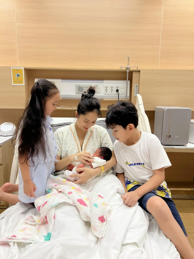 Khánh Thi khiến fan điêu đứng với những đơn hàng chóng mặt khi bé mới sinh