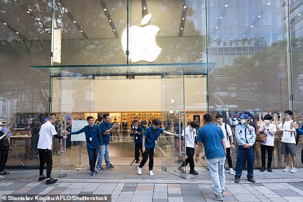 Người dân Dubai chờ mua iPhone 15, hàng trăm người xô đẩy và chen lấn tạo nên cảnh tượng kinh hoàng - Ảnh 4.