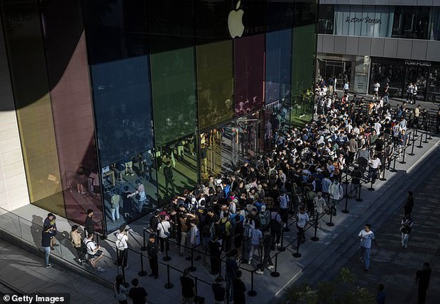 Người dân Dubai chờ mua iPhone 15, hàng trăm người xô đẩy và chen lấn tạo nên cảnh tượng kinh hoàng - Ảnh 3.